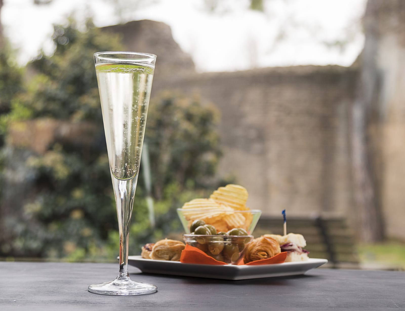 Aperitivo con prosecco al Pino Bar Fano affacciato sulle Mura Augustee