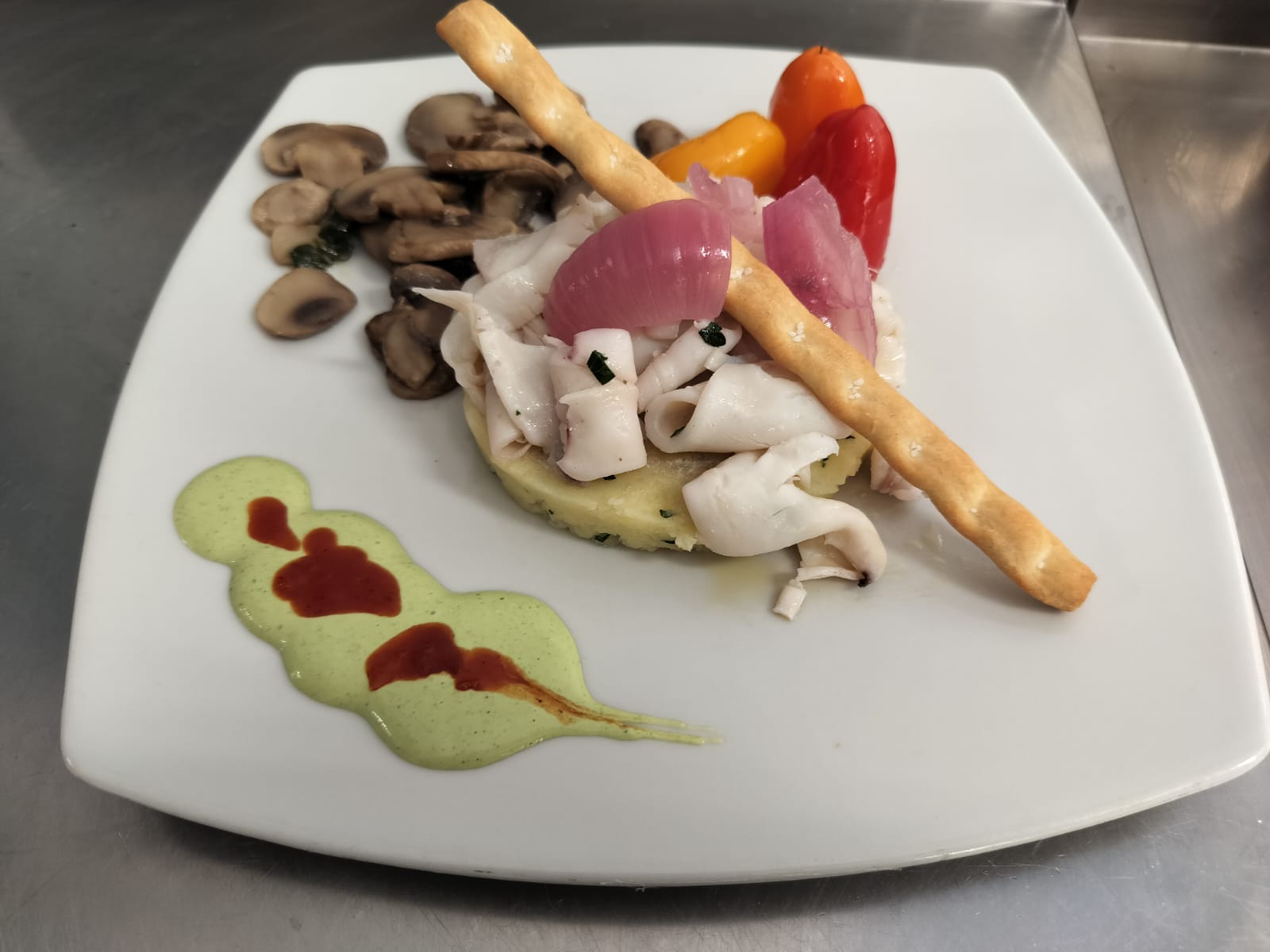 Antipasto gourmet del Pino Bar Fano: pesce marinato, funghi, verdure e salsa alle erbe