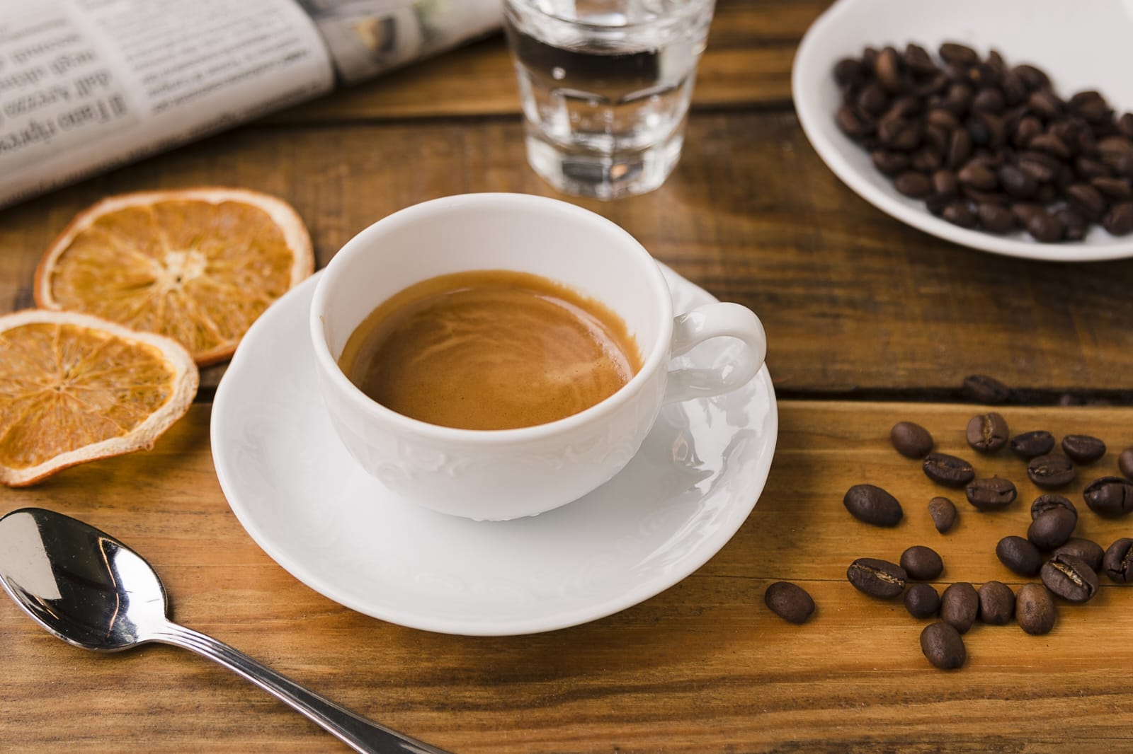 Espresso del Pino Bar con crema perfetta, chicchi tostati e agrumi essiccati