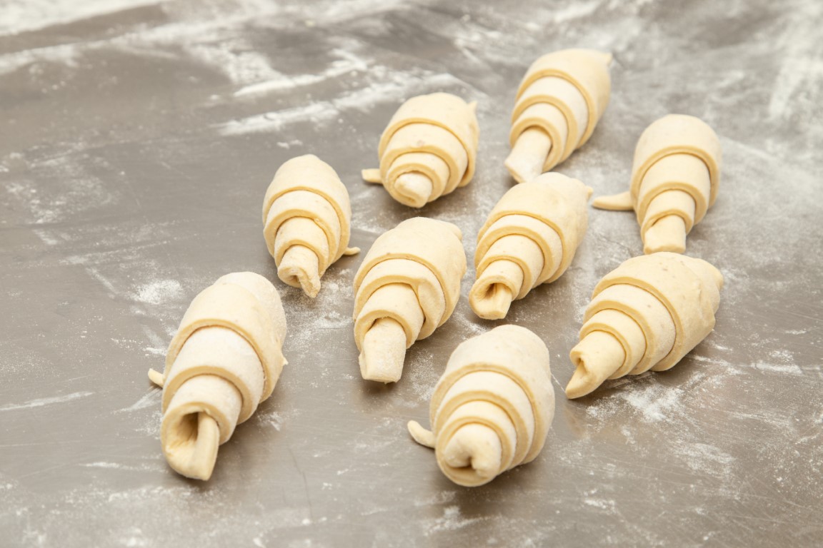 Croissant arrotolati a mano prima della lievitazione