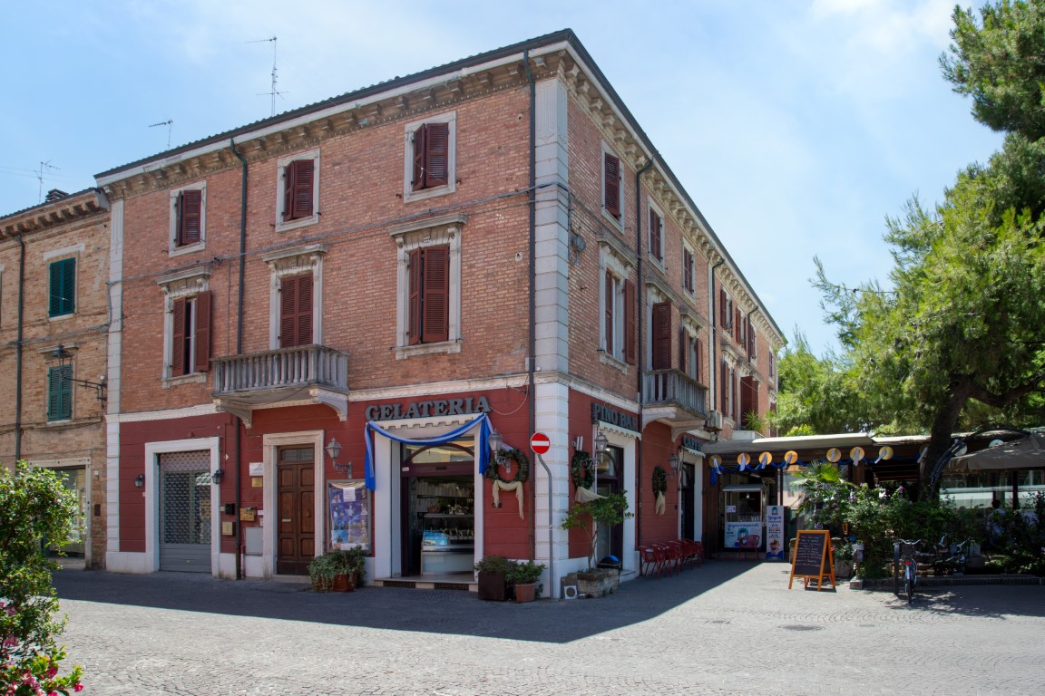 Facciata storica del Pino Bar Fano in via Mura Augustee 11
