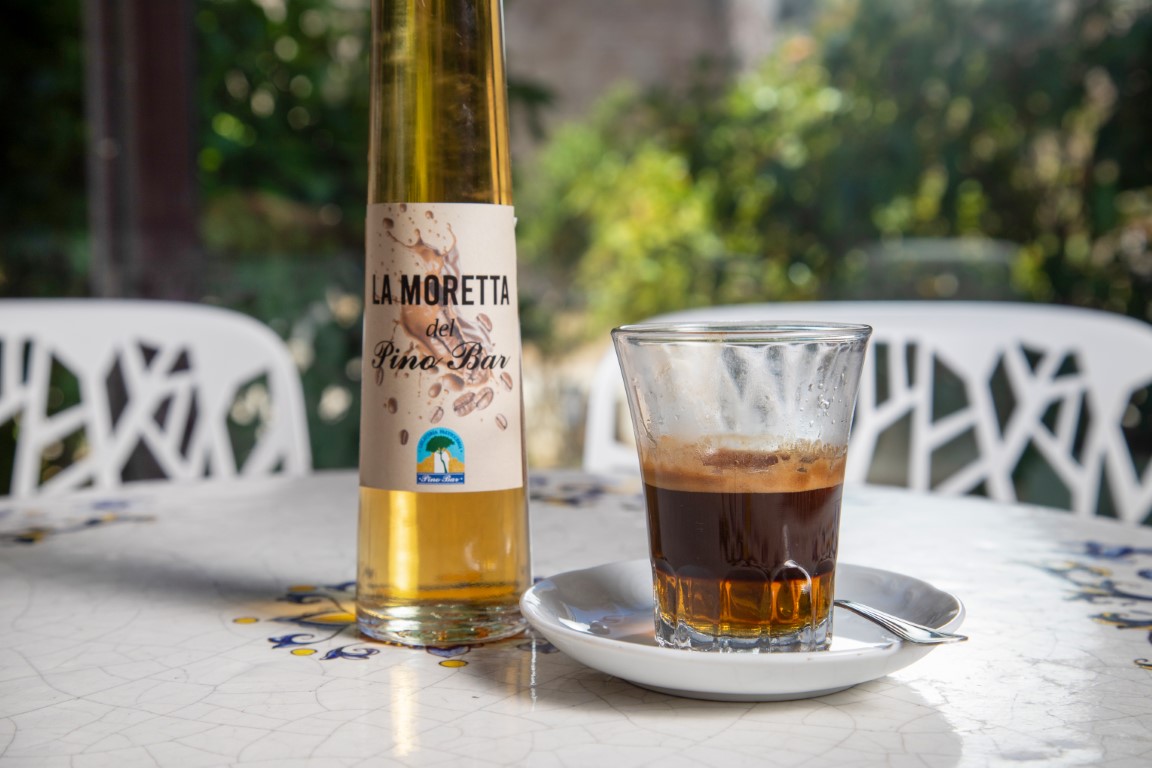 La Moretta del Pino Bar servita nel bicchiere di vetro