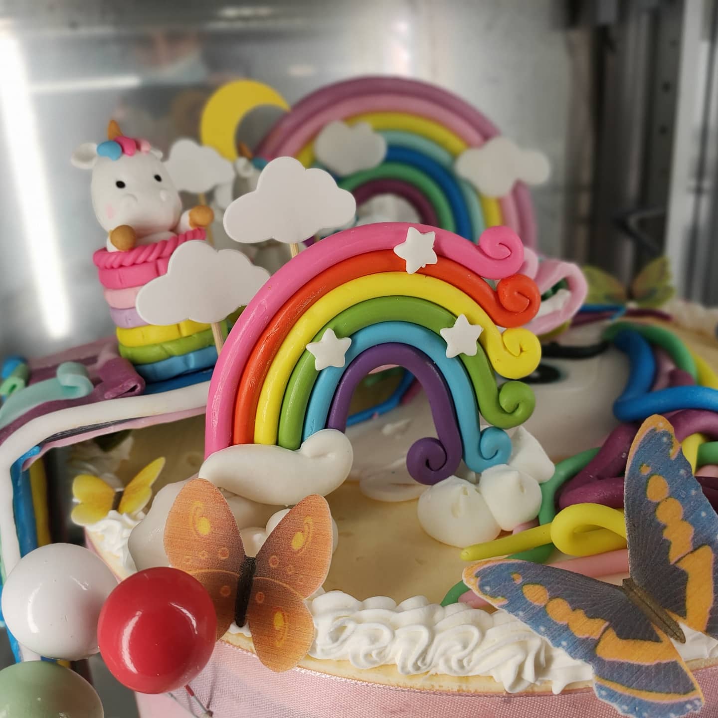 Torta arcobaleno con Unicorni personalizzata Pino Bar
