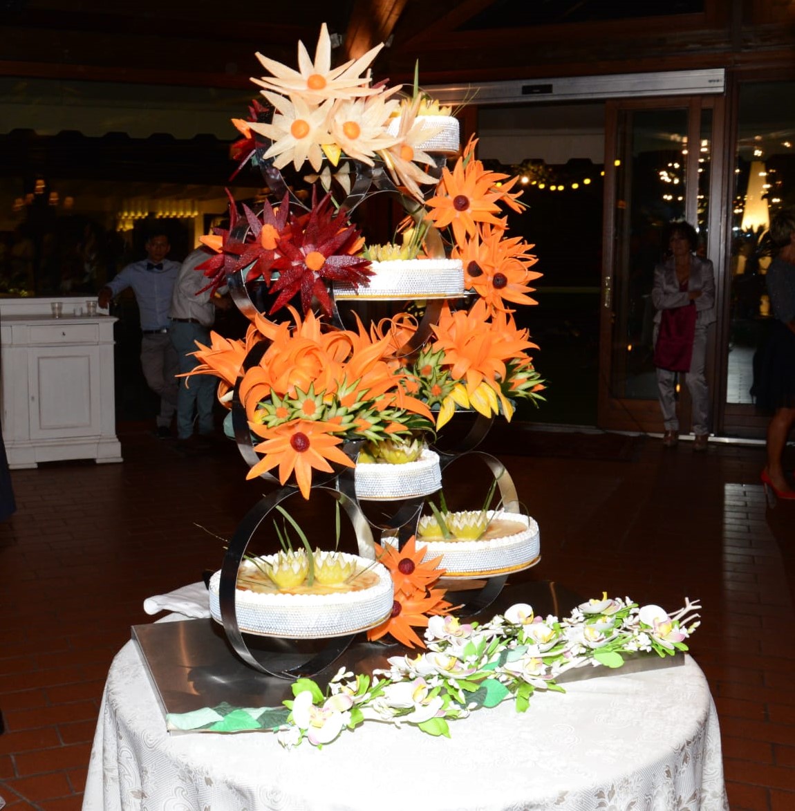 Pino Bar torta matrimonio a più piani con decorazioni floreali