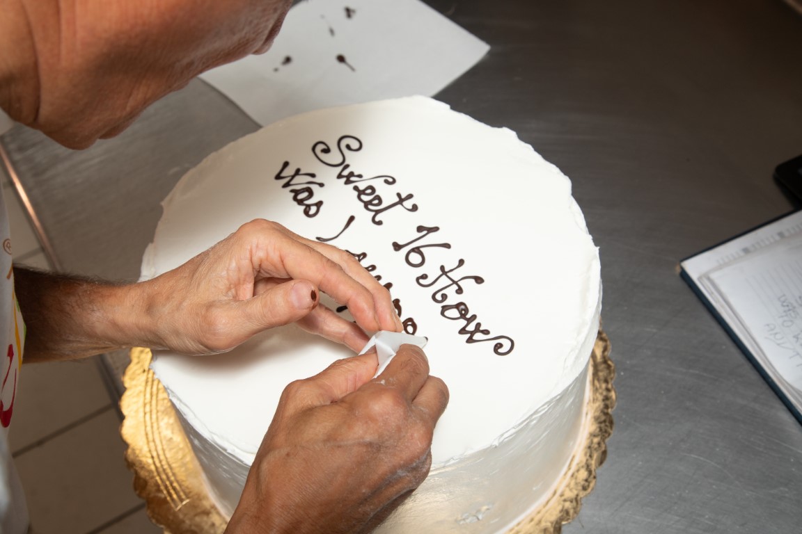 Scritta a mano con cioccolato su torta al Pino Bar
