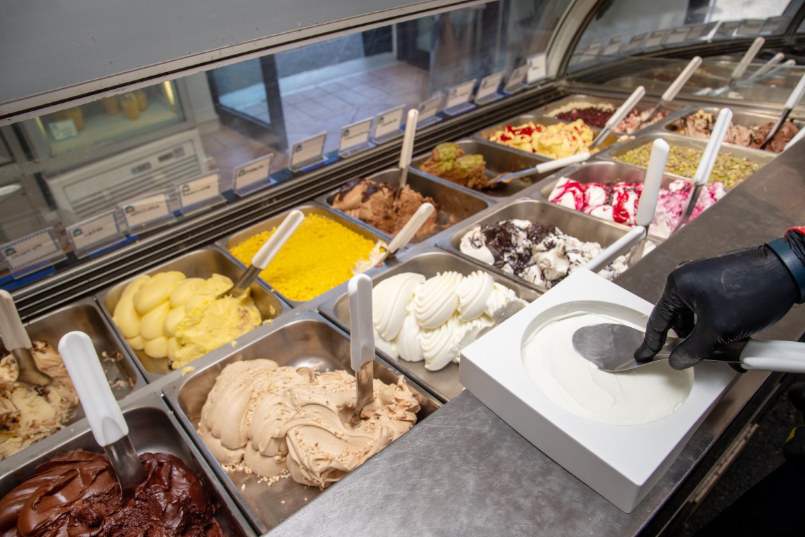 Vetrina gelato del Pino Bar con oltre 40 gusti artigianali
