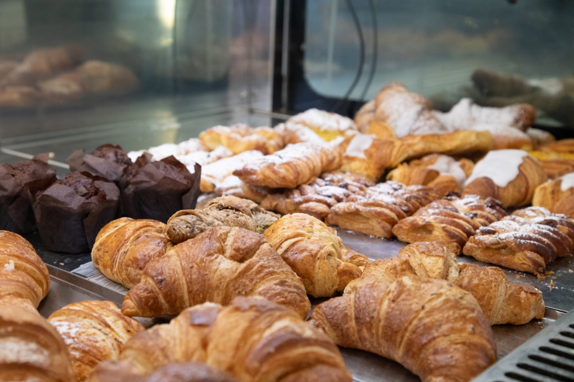 Vetrina pasticceria Pino Bar Fano: croissant, sfogliatine e muffin appena sfornati